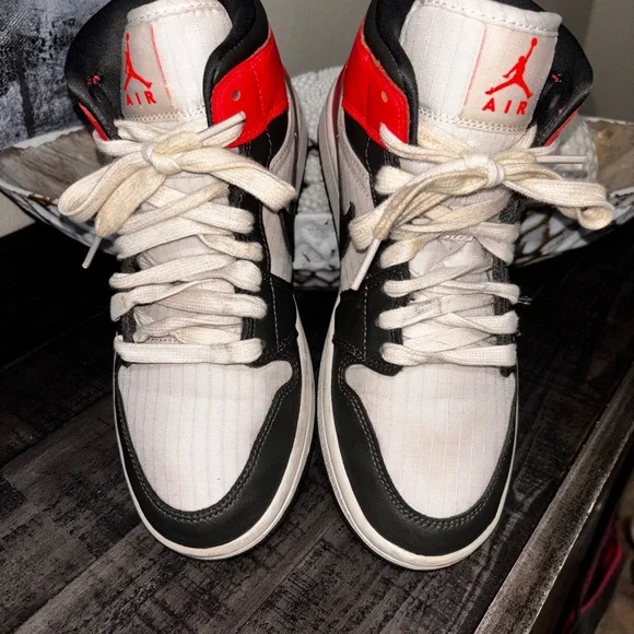 Air Jordan 1 Mid SE Womens Size 7 Newsprint Crimson - Picture 7 of 13